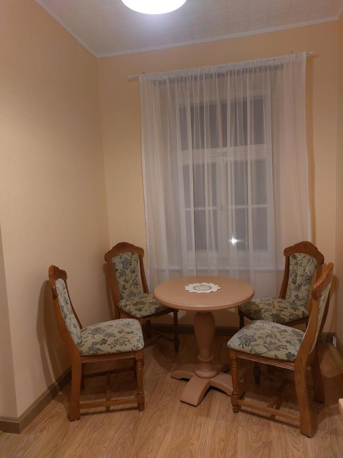 Pils Ielas Apartamenti Kandava Exteriör bild